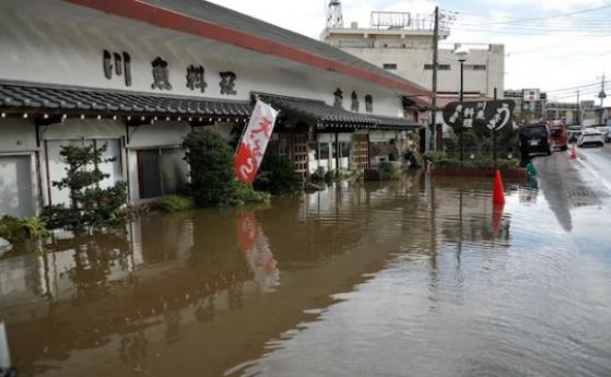 10 жертви на наводнения и свлачища в Япония