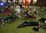 В знак на протест колоездачи легнаха до своите велосипеди в триъгълника на властта