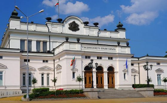 Парламентът освобождава депутатите Лиляна Павлова и Волен Сидеров