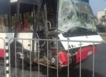 В Пловдив автобус се заби в дърво