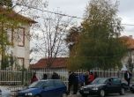 Кметът на район Панчарево причаква избиратели пред секциите