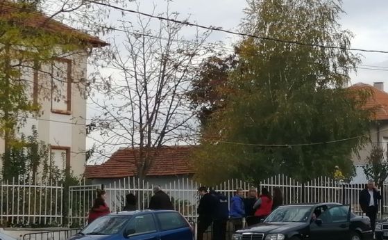 Кметът на район Панчарево причаква избиратели пред секциите