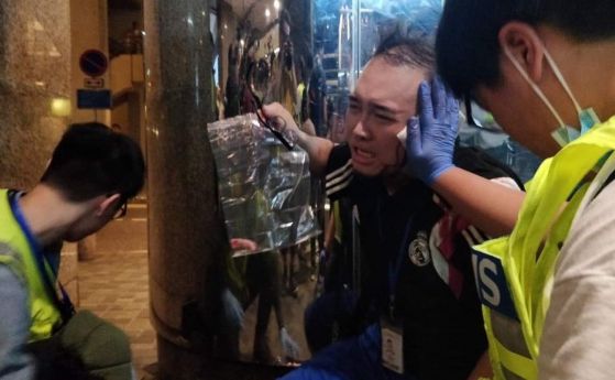 Нападател намушка 4-ма и отхапа ухото на мъж на протест в Хонконг