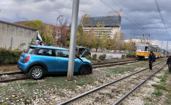 Кола на релсите блокира трамвая към Княжево (снимки)