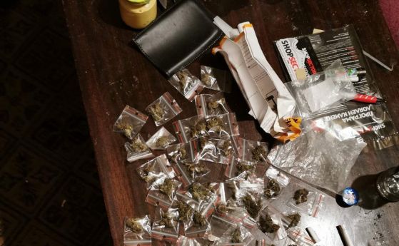 Заловиха дилър на дрога в Костинброд, намериха амфетамини, пари и боеприпаси