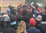 Протестиращи остригаха и заляха с боя кметица в Боливия