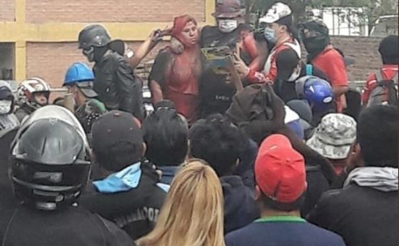 Протестиращи остригаха и заляха с боя кметица в Боливия