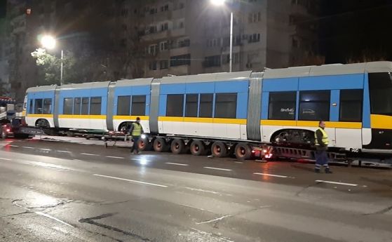 Трамвай пристигна в София по магистралата