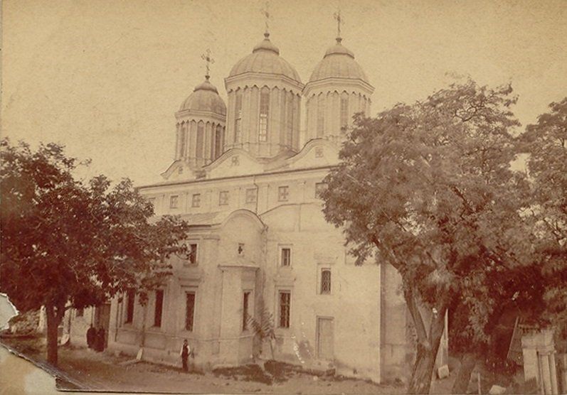 Стара София: Под Булбанк се крие църква от XII в. (снимки)