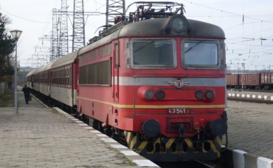 Влак блъсна кола между Крумово и Асеновград, има пострадали