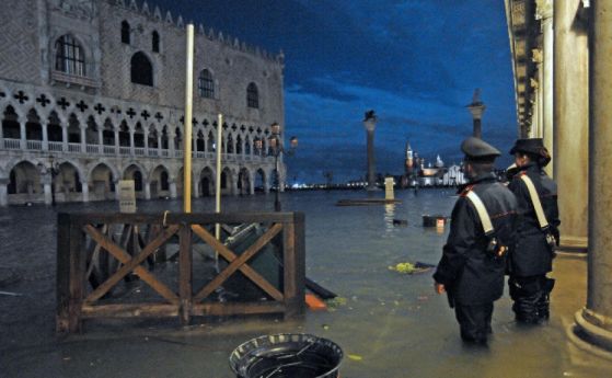 Венеция потъна под вода, съветват хората да не излизат навън