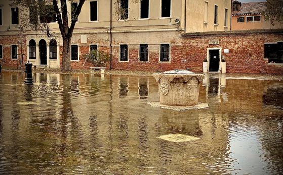 Наводнението във Венеция доближава рекорда от 1966 г. (снимки и видео)