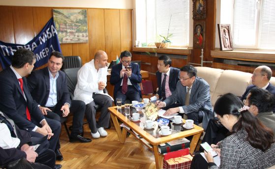Паргов заведе китайска делегация от Фудзиен в две болници