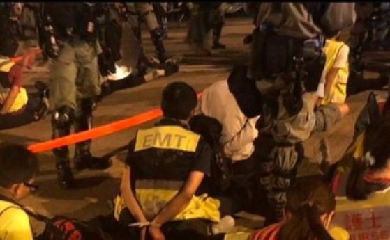Протестите в Хонконг ескалират, полицията пусна сълзотворен газ в университет