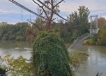 Висящ мост рухна във Франция, момиче загина, има изчезнали хора в реката