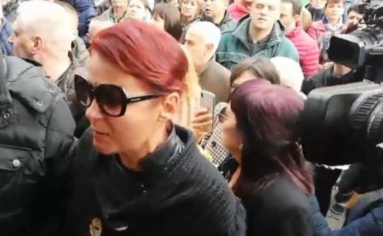 Протест срещу водния режим в Перник - граждани опитаха да влязат във ВиК