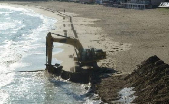 Защо се строи дига на плажа в Созопол (снимки)