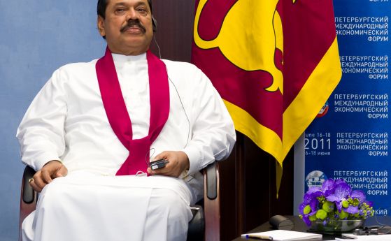 Президентът на Шри Ланка назначи единия си брат за премиер, друг - за министър