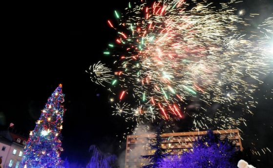 Фандъкова пали светлините на 40 Елхи на таланта заедно с Коледното дърво пред НДК