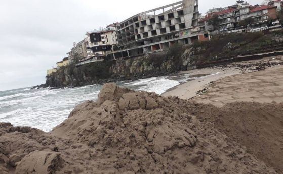 Дигата на централния плаж в Созопол е почти премахната