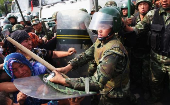 Тайни затвори в Китай: властите промили мозъците на близо милион мюсюлмани, за да заличат уйгурите от лицето на земята