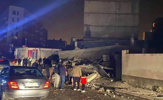 Мощни земетресения в Албания: има жертви и ранени. Разрушени са сгради, напукани са пътища (снимки и видео)