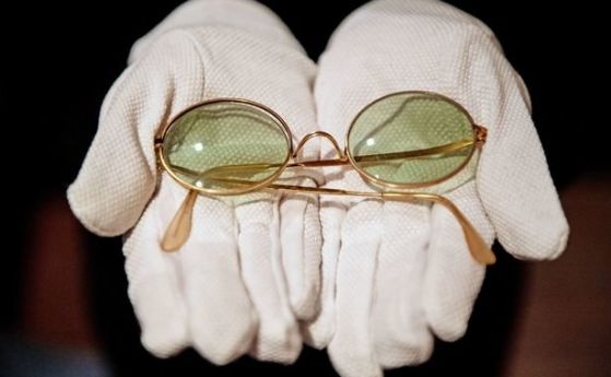 Слънчеви очила на Джон Ленън отиват на търг