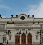 Крясъци и обиди при дебата за по-високи пенсии в парламента