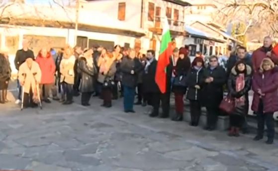 Сопот се вдигна на протест заради 'превода' на 'Под игото' на български