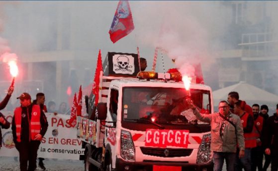 Генералната стачка във Франция засегна и петролните рафинерии в страната