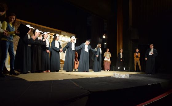 Габровският театър изпраща учител по история на посещение в 'Шекспировия Глоуб Тиътър'