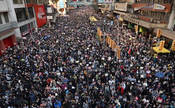Стотици хиляди излязоха по улиците на Хонконг в най-големия протест от месеци