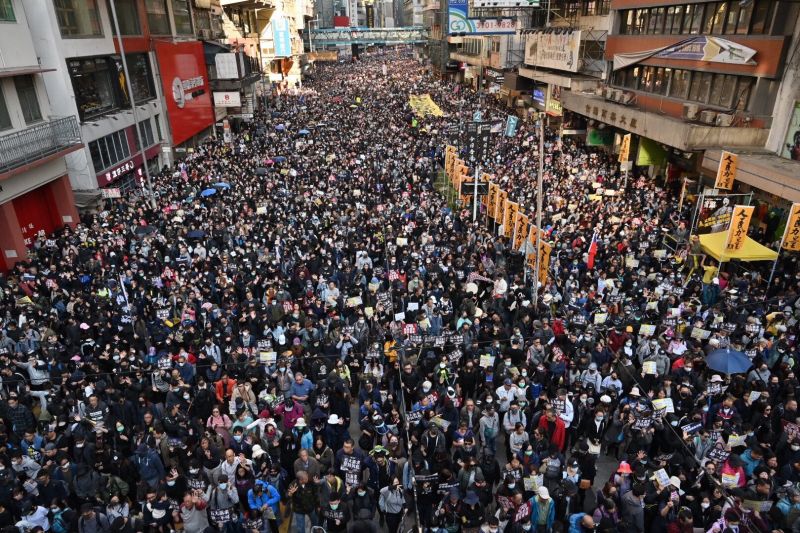 Стотици хиляди излязоха по улиците на Хонконг в най-големия протест от месеци