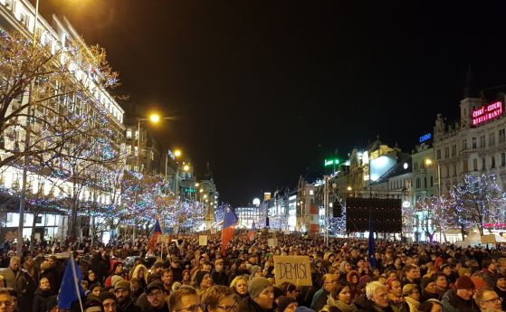 Десетки хиляди чехи поискаха оставката на премиера Андрей Бабиш