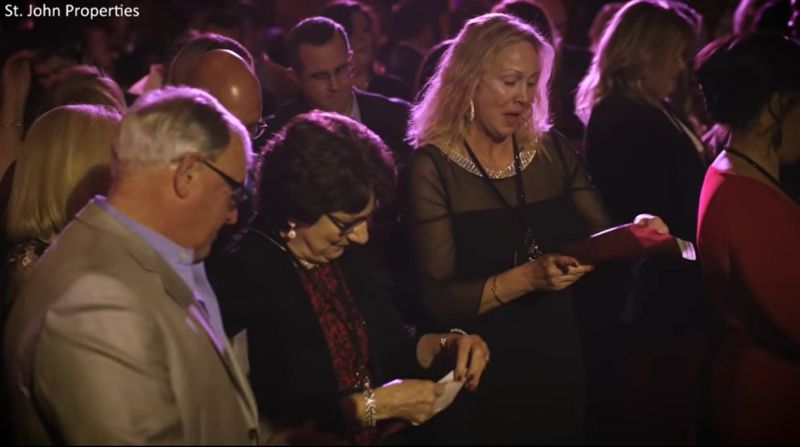 Шеф-мечта раздаде коледни бонуси за 10 милиона долара (видео)