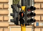 Проверяват 15 хиляди светофара в София, удар съборил секцията на Витошка