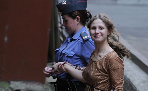 Арестуваха Мария от Pussy Riot, подкрепяла политзатворниците в Москва