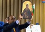 Българин преследва Путин със сурвачка и икона
