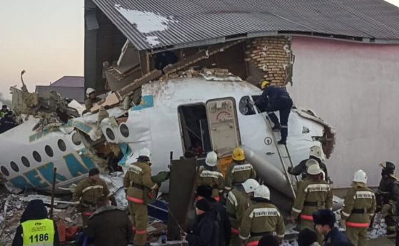 Две бебета бяха спасени в катастрофиралия в Казахстан самолет
