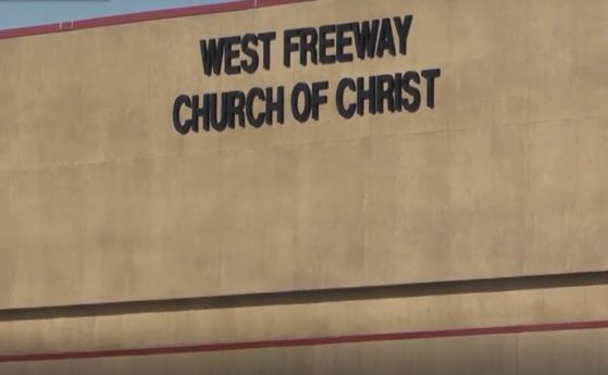 Мъж застреля двама души по време на църковна служба в църква в Тексас