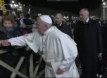 Папа Франциск плесна ръката на поклонничка, за да се освободи от нея (видео)