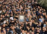 Огромни тълпи отдават последна почит на Сюлеймани: погребват генерала тази сутрин в Керман