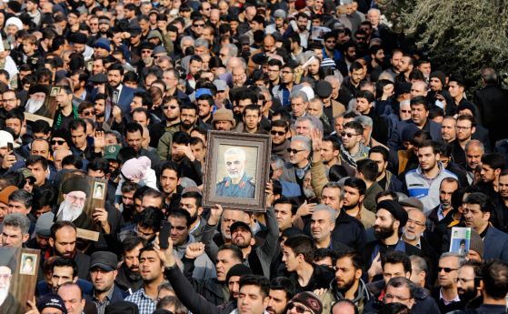 Огромни тълпи отдават последна почит на Сюлеймани: погребват генерала тази сутрин в Керман