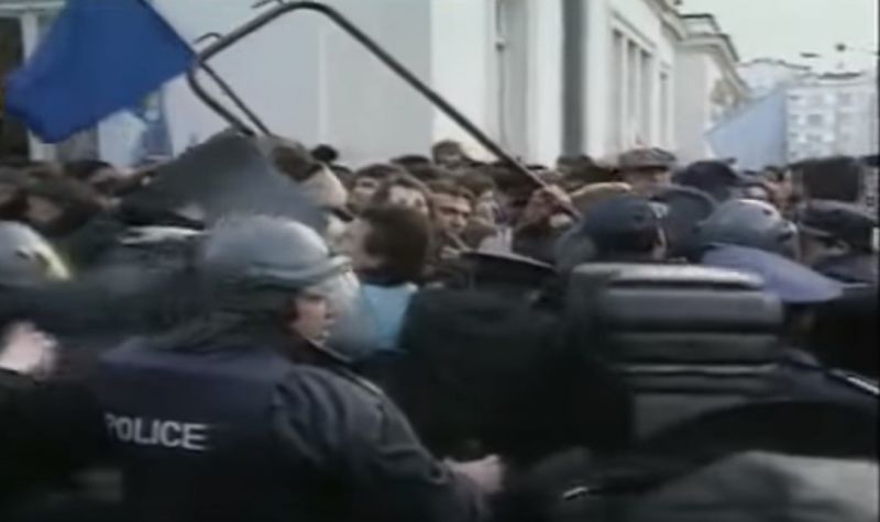 Снимка: 26 години от 10 януари 1997: Революцията, която имаше за цел България да стане нормална държава - Анализи и Коментари