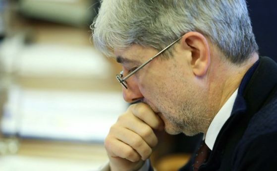 Прокуратурата решава да повдигне ли обвинение срещу министър Нено Димов
