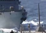 На косъм от сблъсъка: руски кораб доближи опасно американски разрушител в Арабско море (видео)