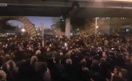 Гневен протест в Техеран иска оставката на аятолах Хаменей