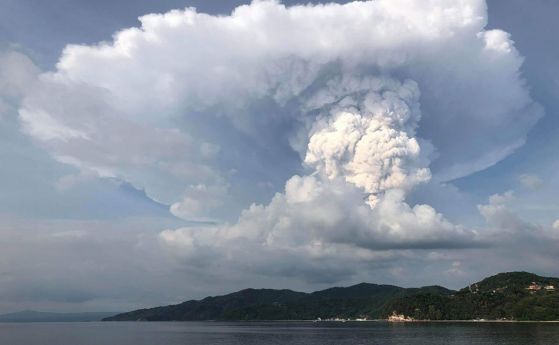 Един от най-малките вулкани в света изхвърли огромно количество пепел, 8000 евакуирани (видео)