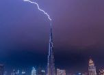 Мълния удари най-високата сграда в света (видео)