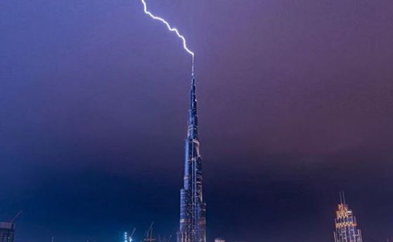 Мълния удари най-високата сграда в света (видео)